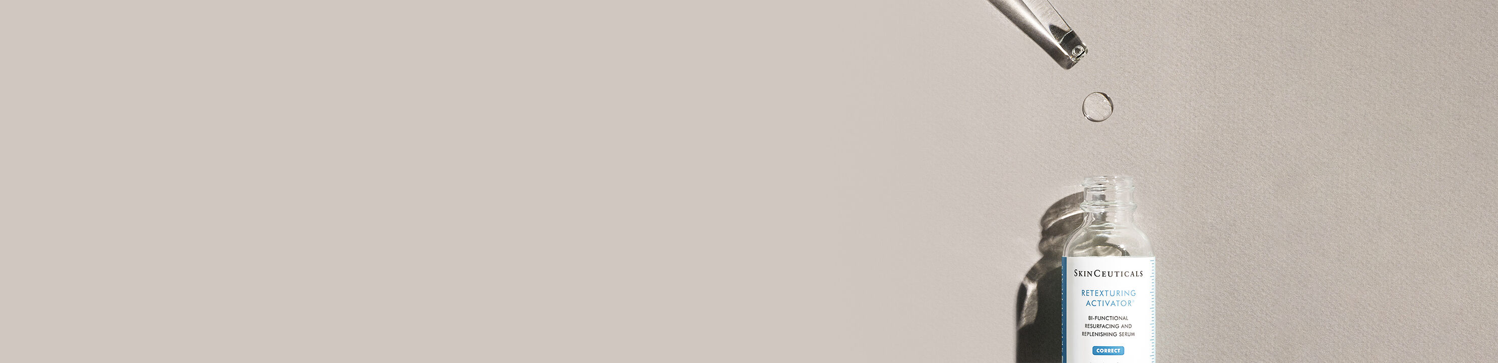 Un flacon de serum transparent avec une pipette, sur un fond beige, quelques gouttes tombent du compte-gouttes.