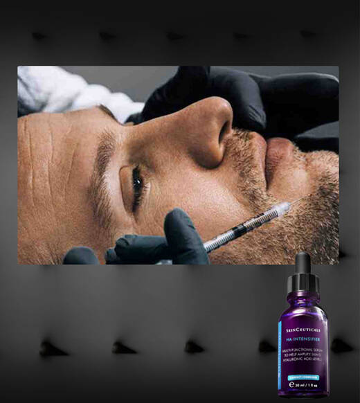 Ein Mann mit Bart liegt auf einer Liege, wahrend eine Person mit Handschuhen eine Spritze in seine Haut injiziert. Im Vordergrund ist eine Flasche mit einem Skincare-Produkt sichtbar.