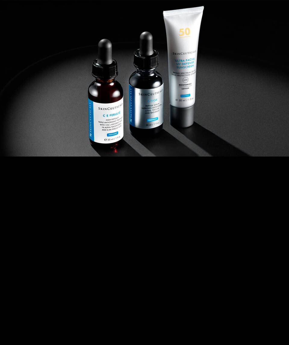 Zwei 15-ml-Probenrohrchen der SkinCeuticals Sonnencreme mit LSF 50 stehen vor einem schwarzen Hintergrund. Links befindet sich Ultra Facial UV Defense, rechts Advanced Brightening UV Defense
