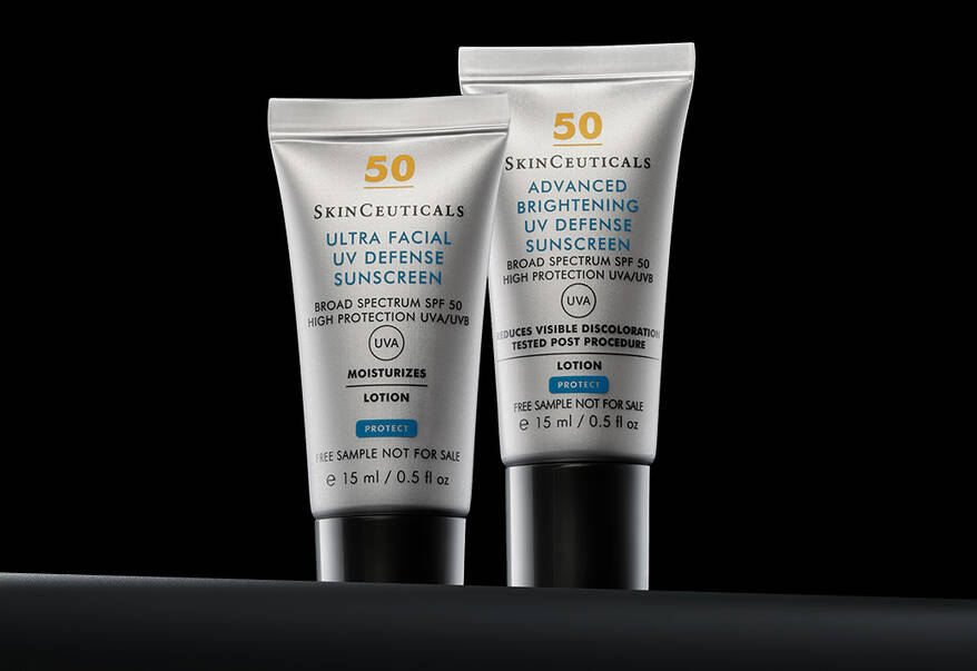 Zwei 15-ml-Probenrohrchen der SkinCeuticals Sonnencreme mit LSF 50 stehen vor einem schwarzen Hintergrund. Links befindet sich Ultra Facial UV Defense, rechts Advanced Brightening UV Defense.