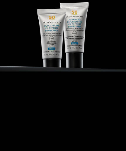 Zwei 15-ml-Probenrohrchen der SkinCeuticals Sonnencreme mit LSF 50 stehen vor einem schwarzen Hintergrund. Links befindet sich Ultra Facial UV Defense, rechts Advanced Brightening UV Defense.