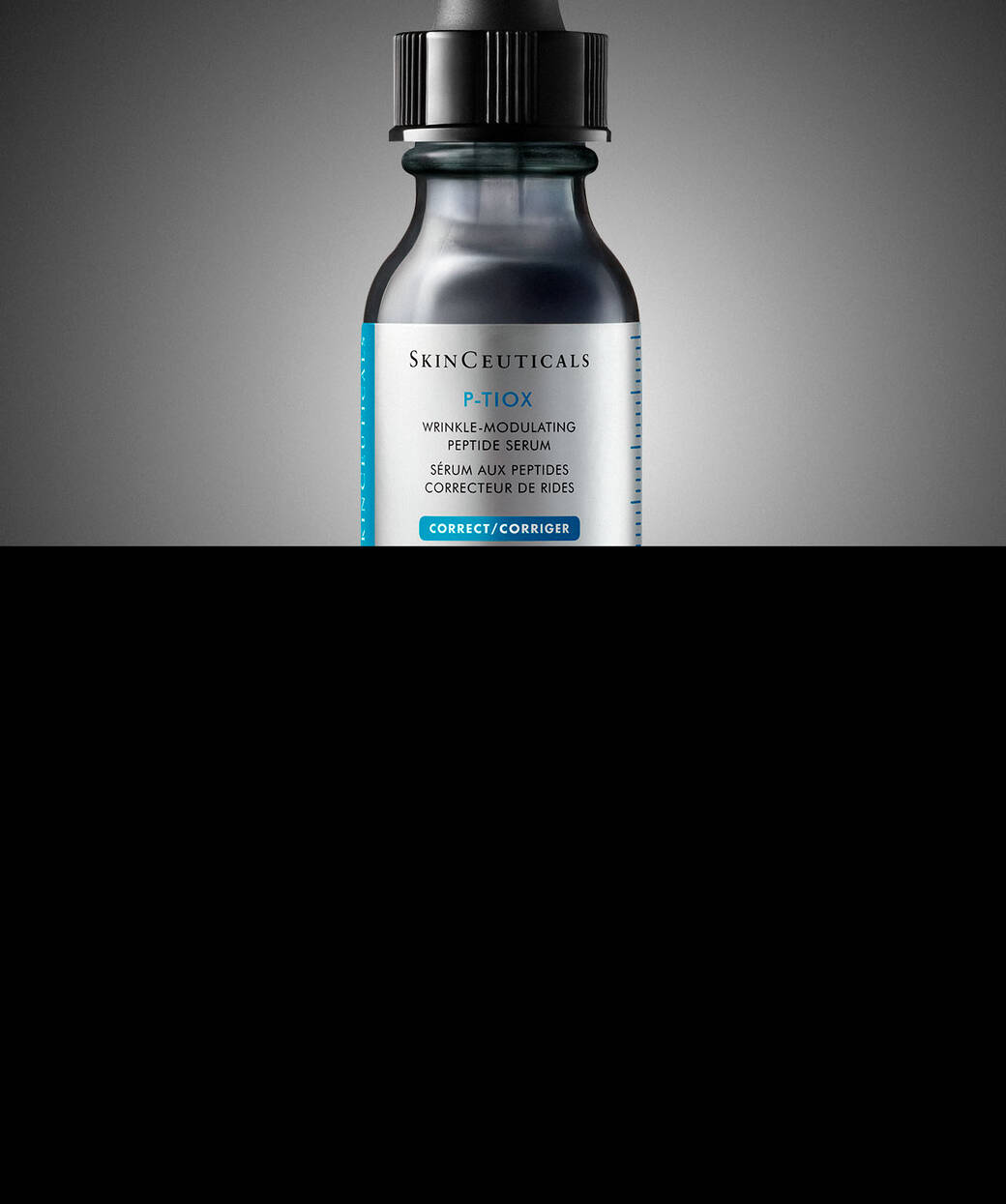 Nahaufnahme von zwei Flaschen Sonnenschutzmittel von Skinceuticals, einem Ultra Facial UV Defense und einem Advanced Brightening UV Defense, auf schwarzem Hintergrund.
