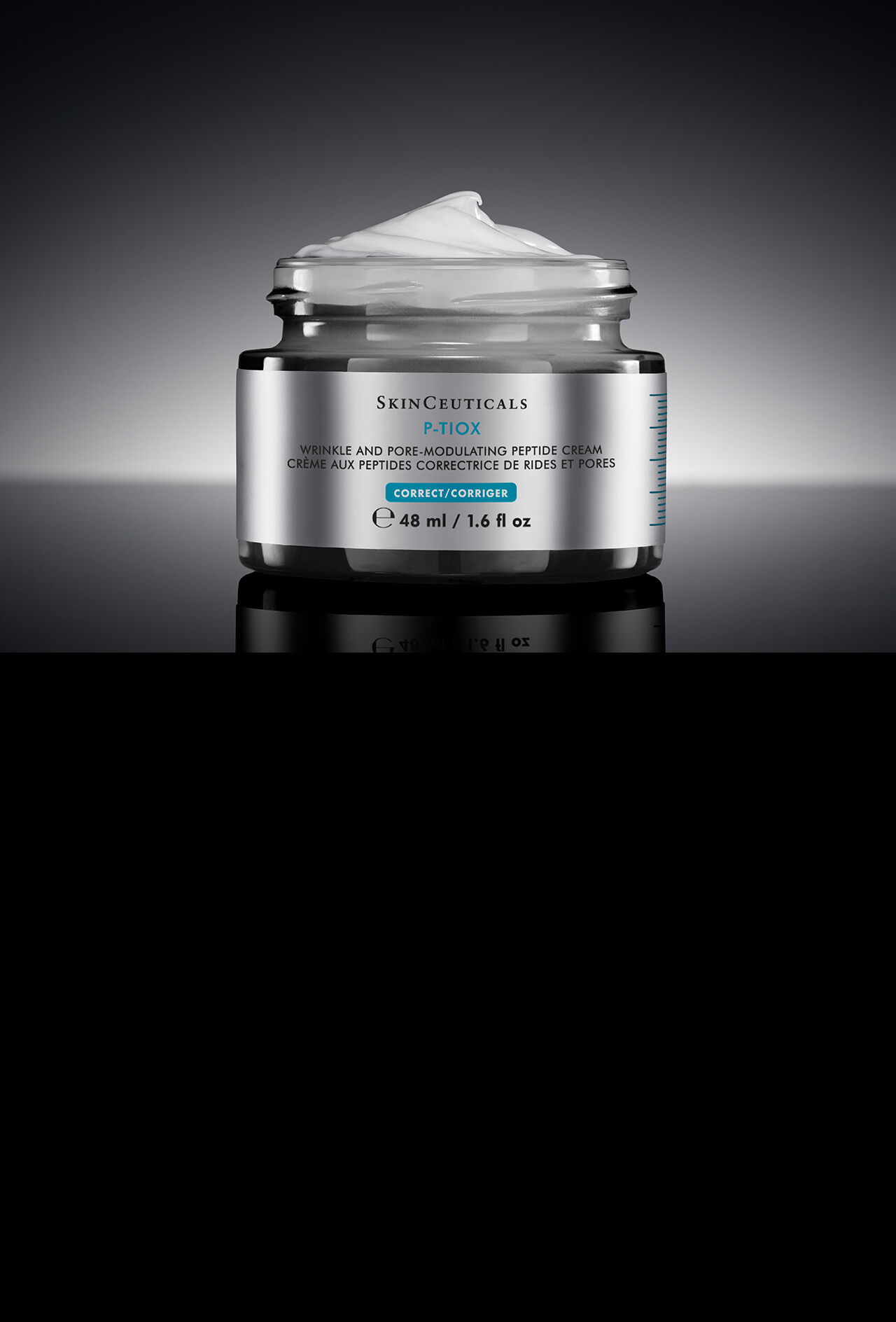 Un pot de SkinCeuticals P-TIOX Cream sur un fond sombre et epure, accompagne d’une goutte de serum transparente