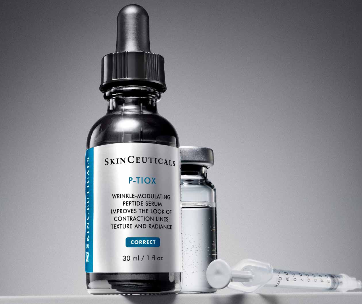 Serumflasche von SkinCeuticals P-TIOX fur Faltenreduzierung und Hautverbesserung, mit Spritze und transparentem Behalter.