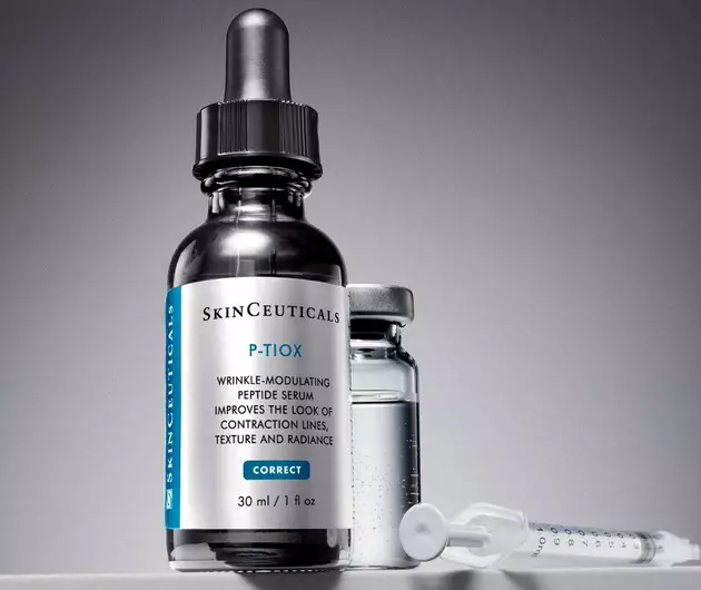 Serumflasche von SkinCeuticals P-TIOX fur Faltenreduzierung und Hautverbesserung, mit Spritze und transparentem Behalter.