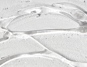 Gros plan sur une surface translucide et gelatineuse, avec des motifs fluides et des reflets subtils.