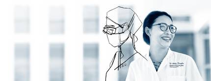 Eine lachelnde Arztin in einem weißen Kittel steht vor einem verschwommenen Hintergrund, neben einer skizzenhaften Darstellung ihres Profils mit Schutzbrille und Maske.