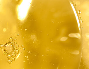 Texte alternatif : Gros plan de bulles d'air dans un liquide dore, evoquant une texture fluide et petillante.