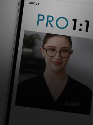 Eine Person mit Brille und schwarzem Oberteil lachelt in die Kamera, dargestellt auf einer SkinCeuticals Webseite.