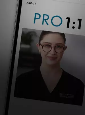 Eine professionelle Frau mit Brille in schwarzer Kleidung, die auf einem SkinCeuticals-Bildschirm abgebildet ist.