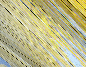 Un motif de lignes jaunes et bleues formant une texture abstraite, evoquant un mouvement dynamique.
