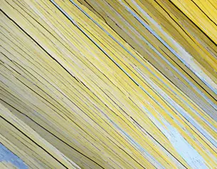 Un motif de lignes jaunes et bleues formant une texture abstraite, evoquant un mouvement dynamique.