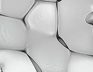 Nahaufnahme von glattem, grauem Material mit organischer Struktur und wellenformigen Oberflachen.
