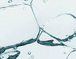 Des blocs de glace flottent dans de l'eau claire, creant des bulles et des reflets subtils.