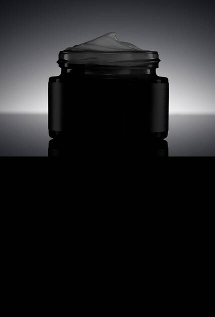 Un pot de SkinCeuticals P-TIOX Cream sur un fond sombre et epure, accompagne d’une goutte de serum transparente.