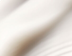 Tissu blanc flou, creant des ondulations douces et un effet de mouvement delicat.