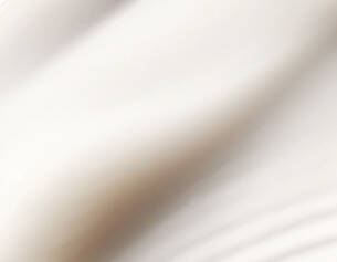 Tissu blanc flou, creant des ondulations douces et un effet de mouvement delicat.