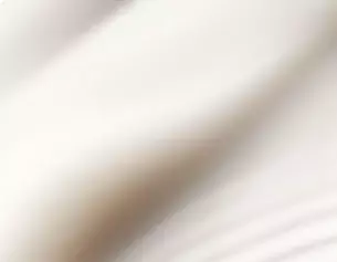Tissu blanc flou, creant des ondulations douces et un effet de mouvement delicat.