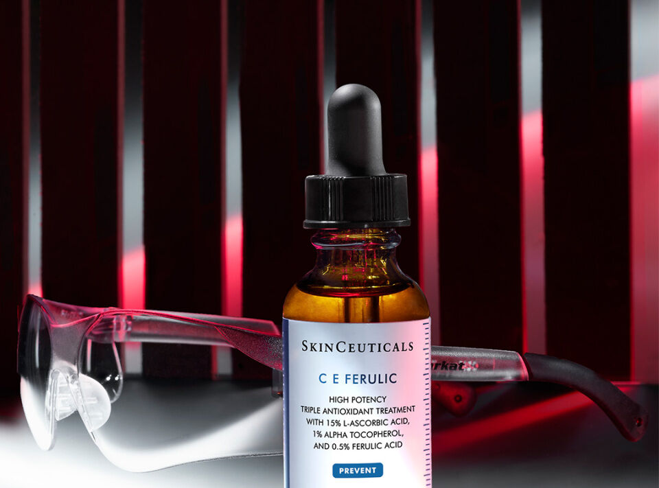 Quatre serums SkinCeuticals – C E Ferulic, H.A. Intensifier, A.G.E. Interrupter Ultra Serum et Phyto Corrective – sur un fond sombre, entoures d’un halo de lumiere.​