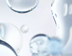 Wassertropfen und Luftblasen vor unscharfem Hintergrund, die eine frische, saubere Atmosphare vermitteln.