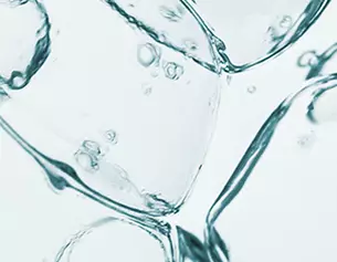 Nahaufnahme von Wasserblasen, die in transparenten, kuhleren Flussigkeiten aufsteigen.