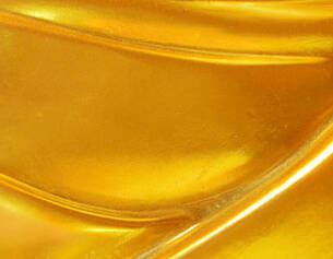 Texture doree et brillante avec des ondulations, evoquant une surface artistique ou decorative.
