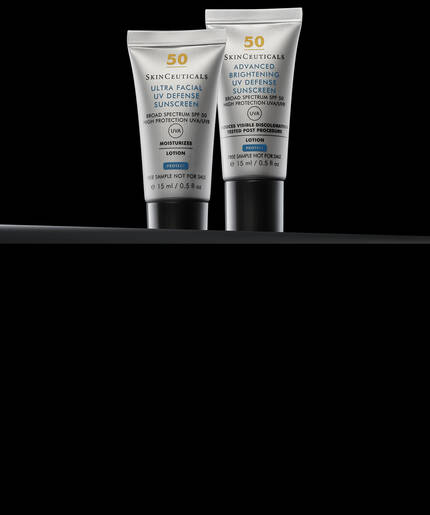 Des flacons de serum et de soins de la peau disposes sur un fond clair.