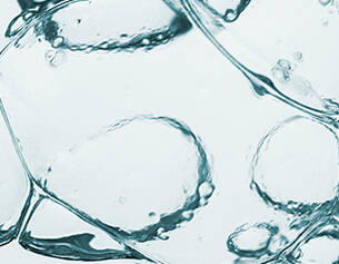 Nahaufnahme von Wasserblasen, die in klarem Wasser schwimmen und Blasen erzeugen. Transparente und flussige Textur.