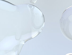 Translucente, flussige Blasen auf hellem Hintergrund, die Licht reflektieren und texturierte Oberflachen bilden.