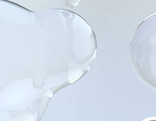 Translucente, flussige Blasen auf hellem Hintergrund, die Licht reflektieren und texturierte Oberflachen bilden.