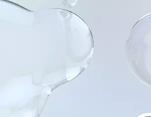 Translucente, flussige Blasen auf hellem Hintergrund, die Licht reflektieren und texturierte Oberflachen bilden.