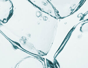 Des bulles d'air et de l'eau claire creent un effet de mouvement et de legerete dans un fond translucide.