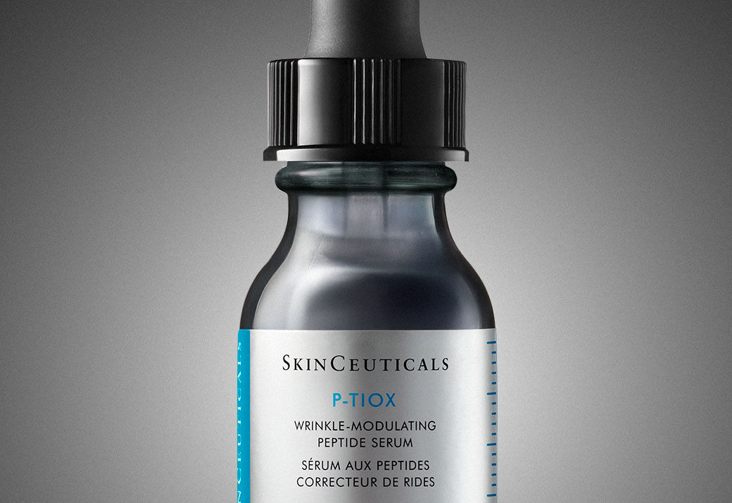 Un gros plan d'une bouteille de Skinceuticals HA Intensifier Multi-Glycan, sur un fond degrade.​