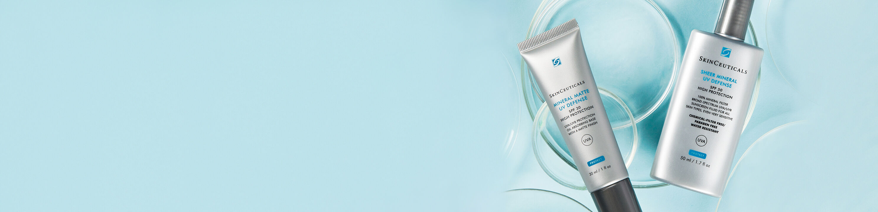 Deux produits de soin de la peau de la marque SkinCeuticals sur un fond bleu clair. On voit un tube et une bouteille.