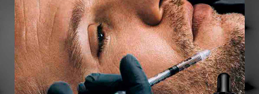 Un homme recevant un traitement esthetique avec une seringue, avec un flacon de serum Skinceuticals en bas de l'image.