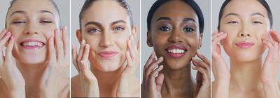 Des femmes de differentes origines souriant et touchant leur visage, exprimant la joie et la confiance.