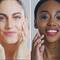 Des femmes de differentes origines souriant et touchant leur visage, exprimant la joie et la confiance.