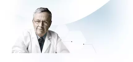 Portrait d'un medecin souriant portant une blouse blanche, avec un fond minimaliste et des motifs geometriques.