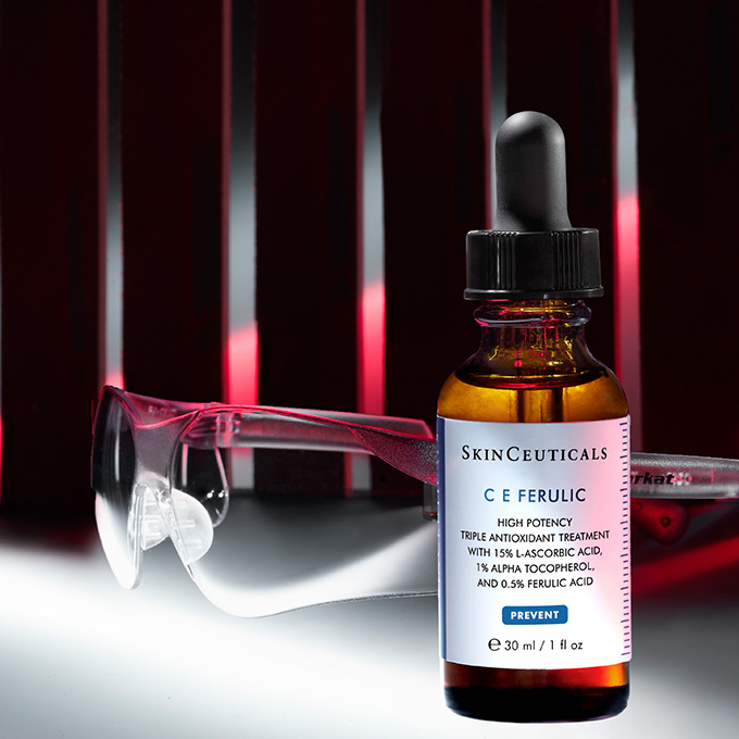 Zwei Hautpflegeprodukte von SkinCeuticals: C E Ferulic und HA Intensifier auf schwarzem Hintergrund.