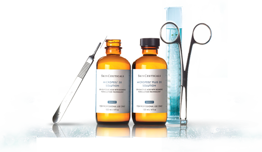 Alt-Text: Zwei Flaschen Hautpflegeprodukte von SkinCeuticals, ein kosmetisches Werkzeug und Scheren, umgeben von Wasserblasen.